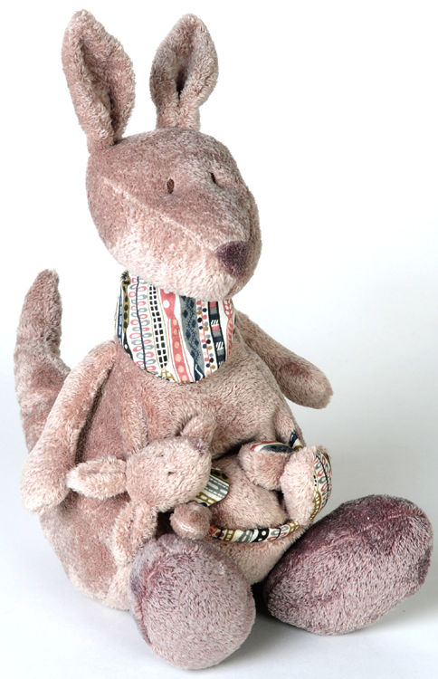  yileen kangourou avec bébé peluche medium beige gris bandana 